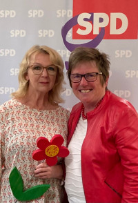 Die Füssener SPD-Vorsitzende Ilona Deckwerth gratuliert der neuen Vorsitzenden der SPD-Frauen Füssen-Roßhaupten Schwangau, Veronika Günther.