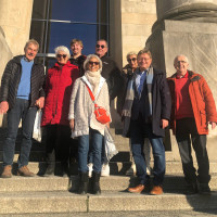 Die Mitglieder der SPD-Ortsvereine Füssen und Roßhaupten, die an der Infofahrt nach Berlin teilnahmen, bei strahlendem Sonnenschein auf der Treppe des Reichstagsgebäudes.