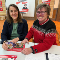 Die Bundestagsabgeordnete Heike Heubach im Gespräch mit Ilona Deckwerth