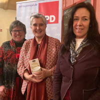 Landratskandidatin Ilona Deckwerth und MdEP Maria Noichl führten unter der Moderation von Monika Seidenspinner (v.l.n.r.) in Buchloe einen intensiven Dialog zum Thema Tier- und Artenschutz.