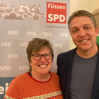 Die SPD-Vorsitzende und Landratskandidatin Ilona Deckwerth begrüßt den parteilosen Bürgermeisterkandidaten Markus Rundt auf der Mitgliederversammlung der SPD Füssen
