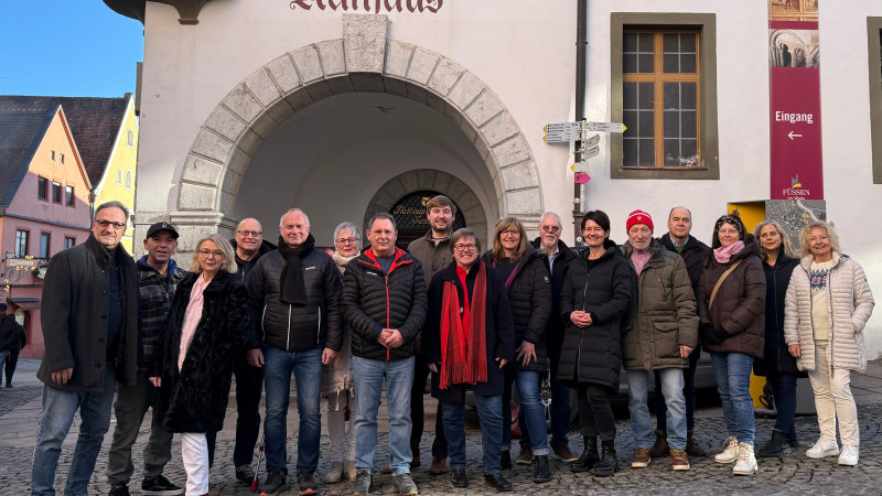SPD-Kandidierende für den Stadtrat vorm Rathaus in Füssen