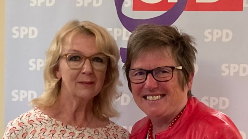 Die Ortsvereinsvorsitzende Ilona Deckwerth gratuliert Veronika Günther, der neuen Vorsitzenden der SPD-Frauen Füssen-Roßhaupten-Schwangau.